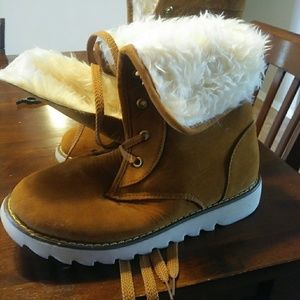 Boots for woman; warm